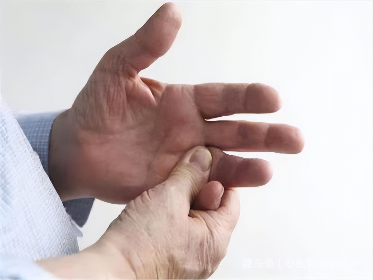 手麻是什么病的前兆？